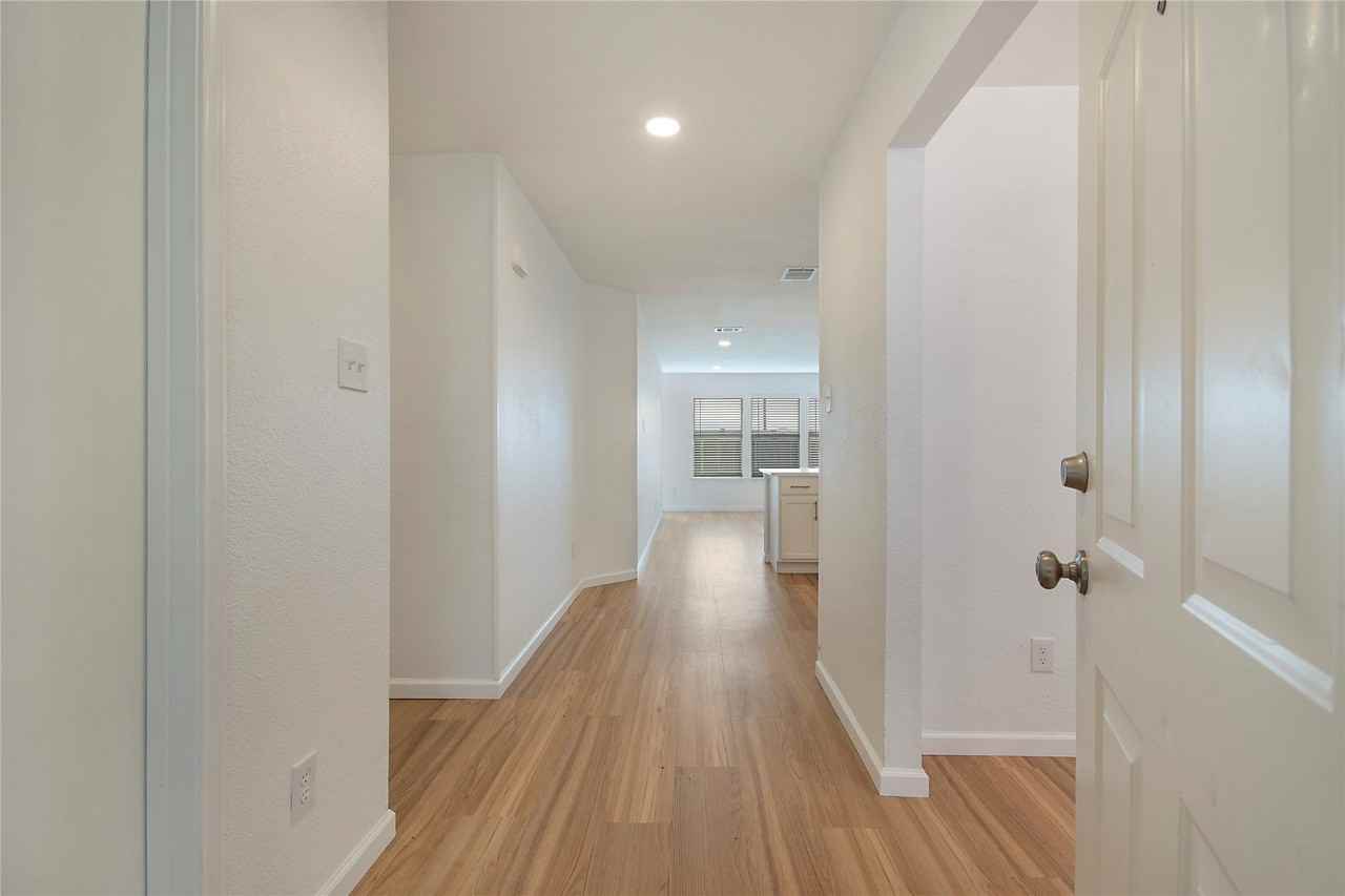 1618 Pin Oak Trl - Photo 2 of 29