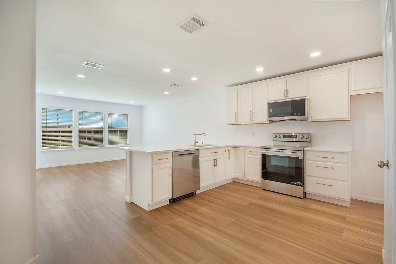 1618 Pin Oak Trl - Photo 3 of 29
