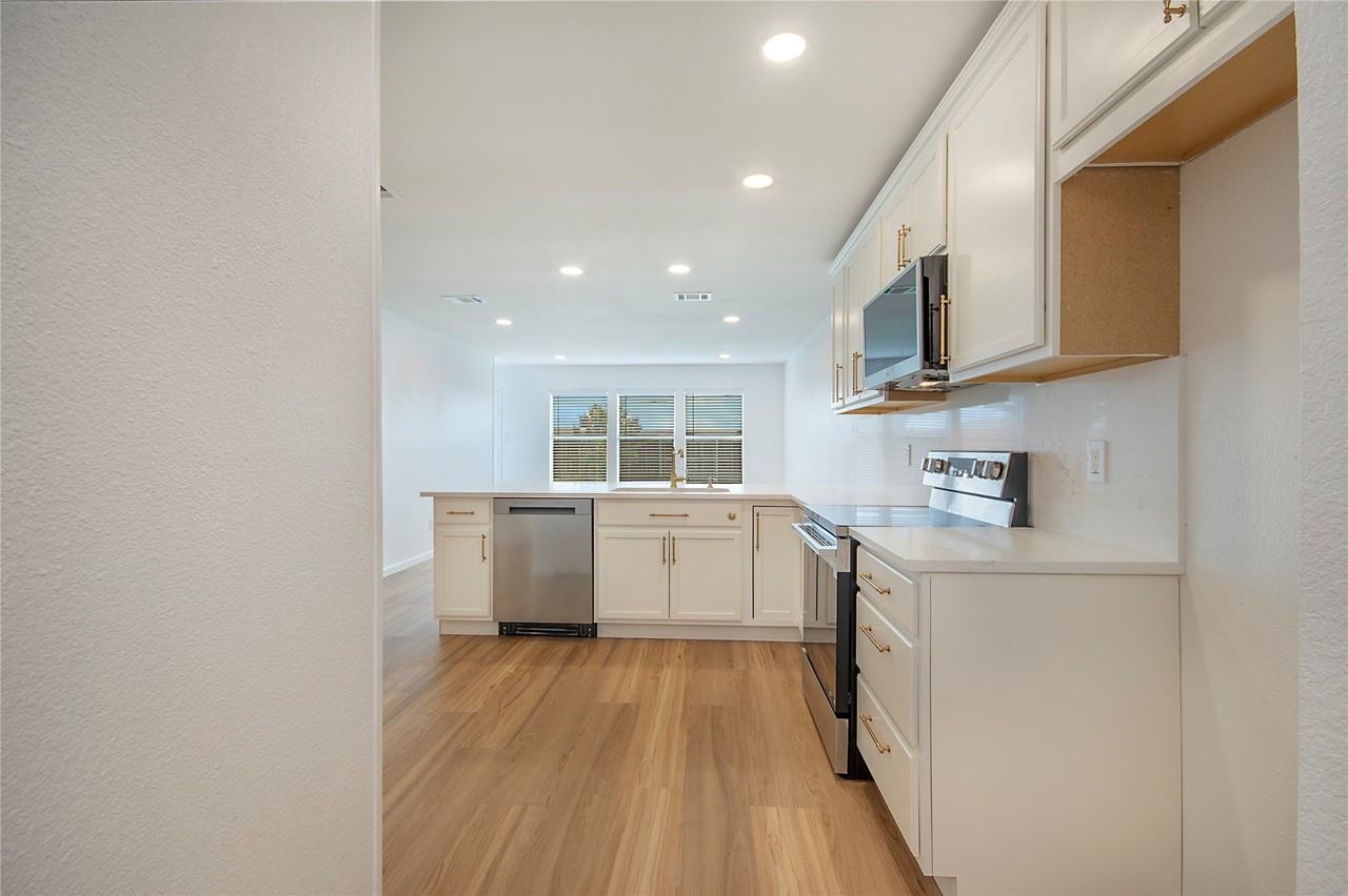1618 Pin Oak Trl - Photo 4 of 29