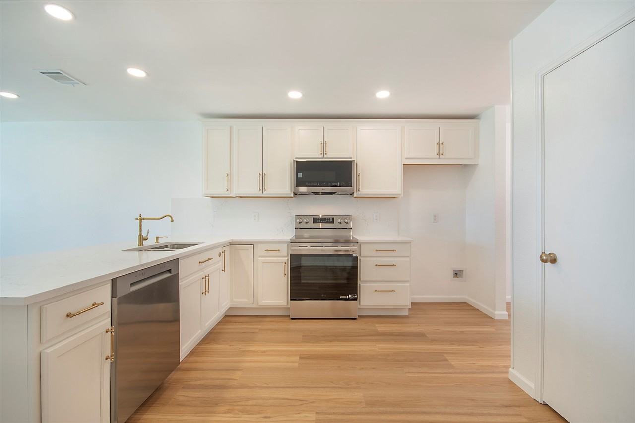 1618 Pin Oak Trl - Photo 5 of 29