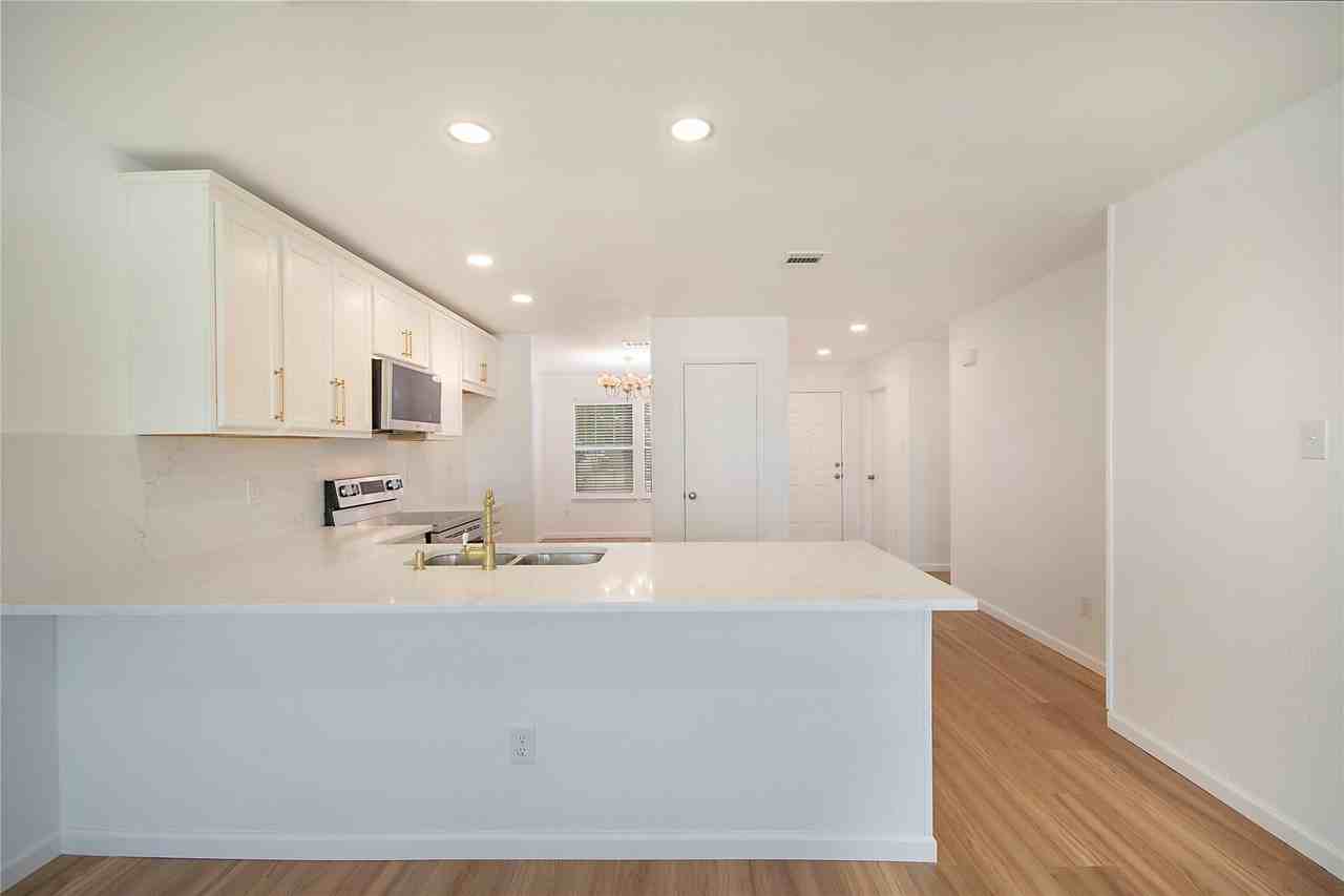 1618 Pin Oak Trl - Photo 6 of 29