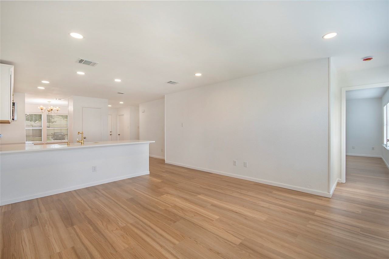 1618 Pin Oak Trl - Photo 7 of 29