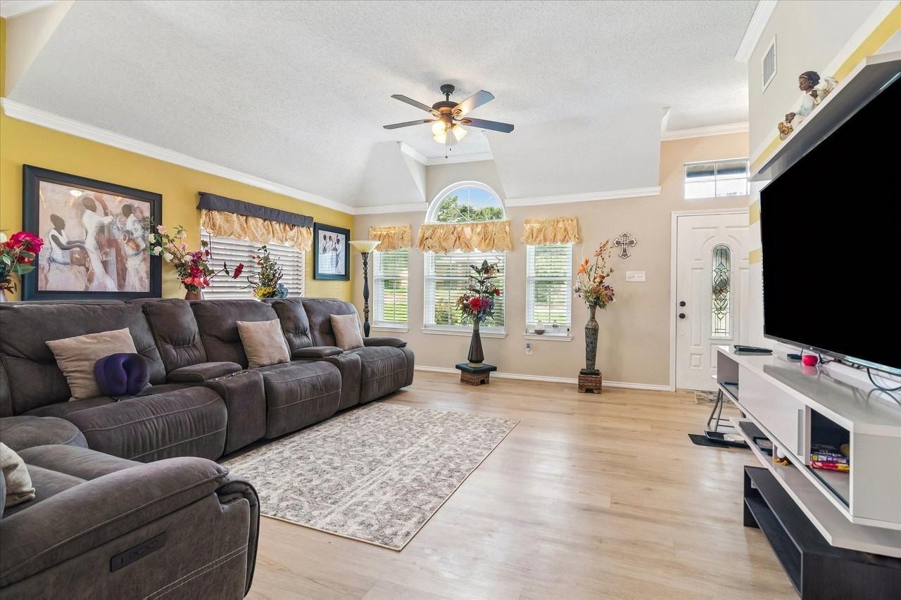 804 Clover Hill Ln - Photo 2 of 19