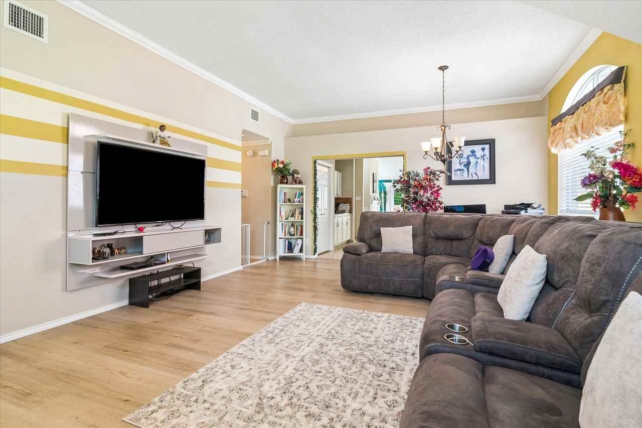 804 Clover Hill Ln - Photo 3 of 19