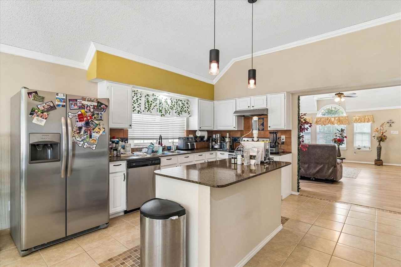 804 Clover Hill Ln - Photo 5 of 19