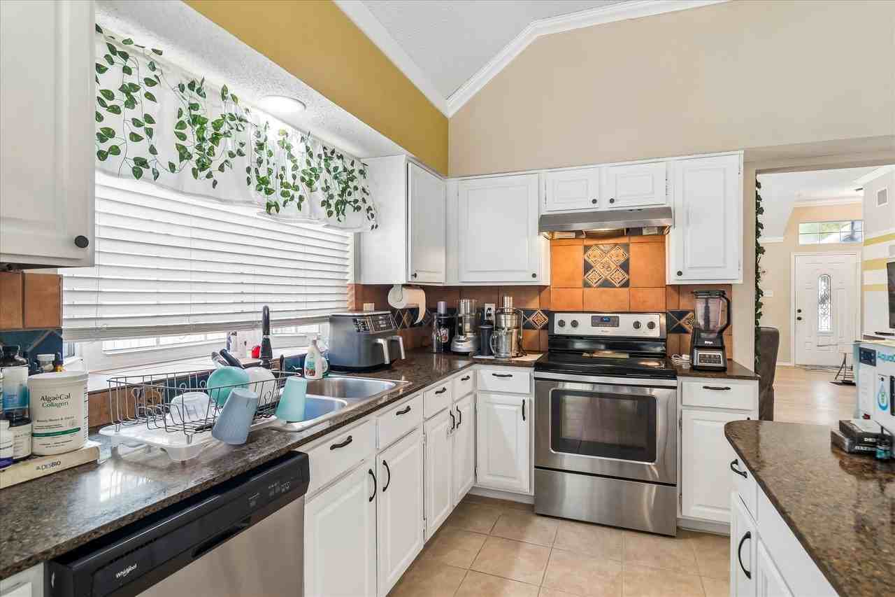 804 Clover Hill Ln - Photo 6 of 19