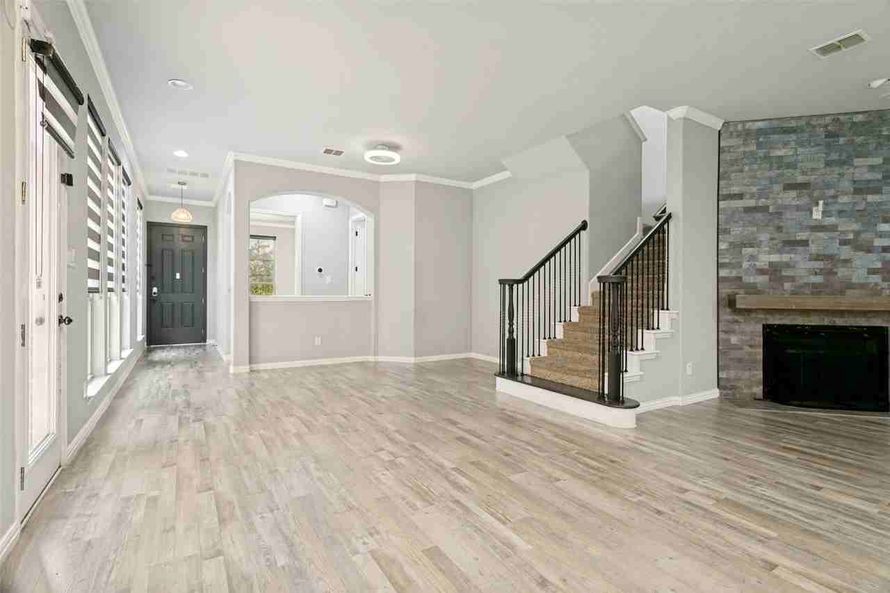 2450 Sunderland Ln - Photo 4 of 25