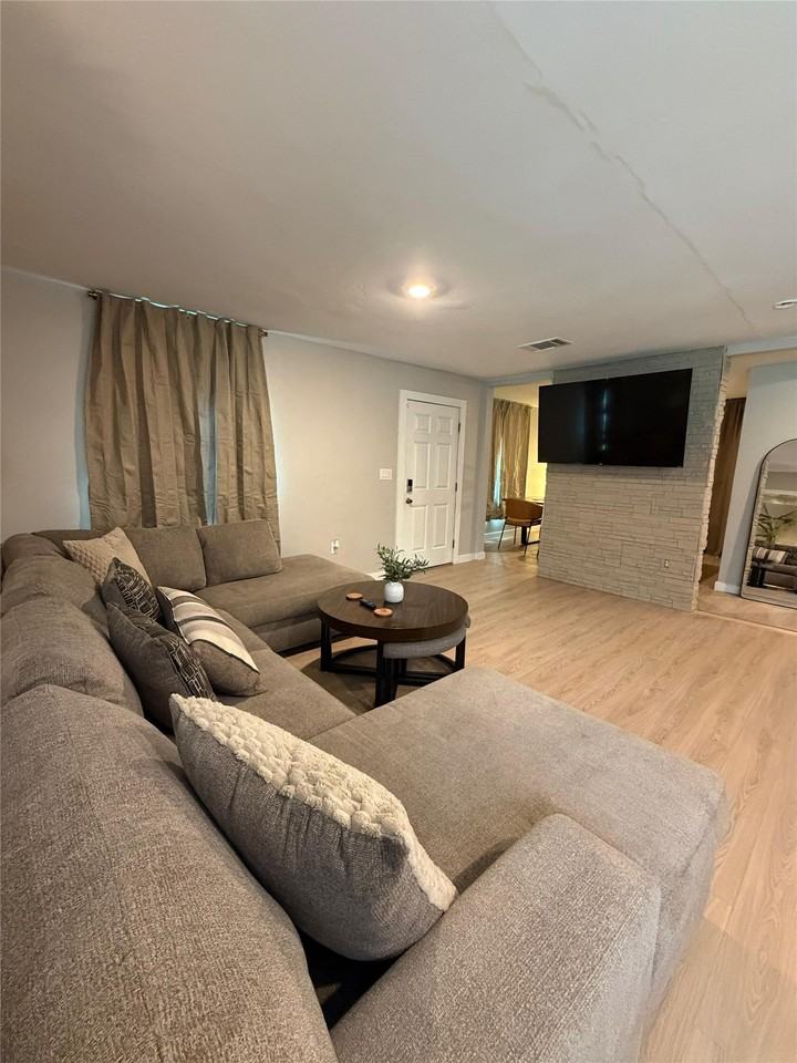1406 Mentor Ave - Photo 6 of 27