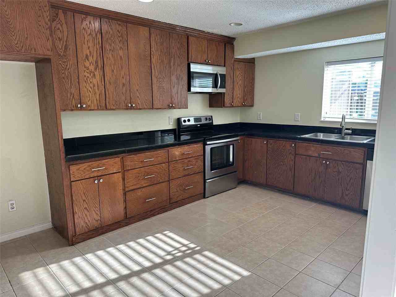 2109 Cedarcrest Dr - Photo 4 of 12