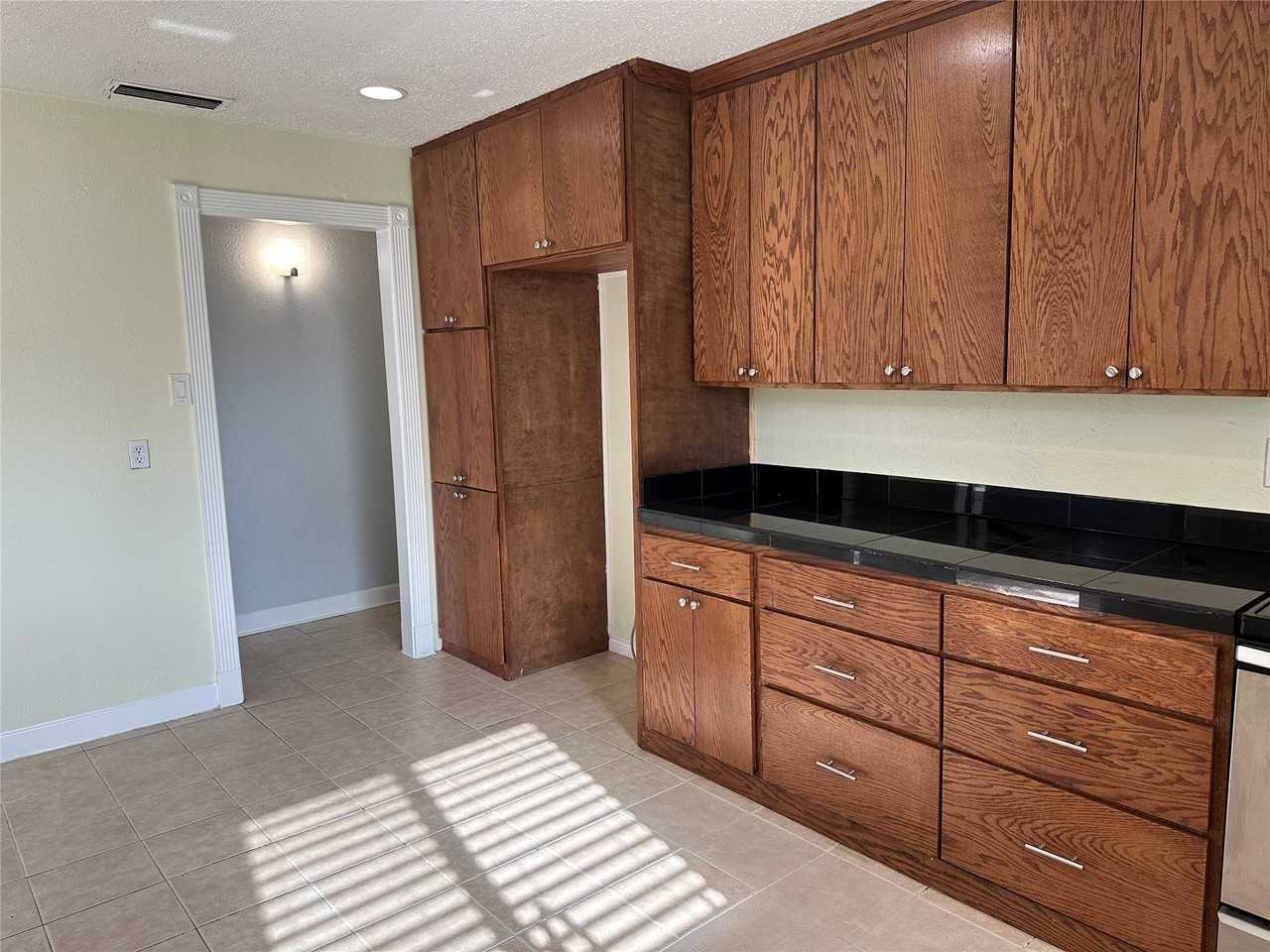 2109 Cedarcrest Dr - Photo 5 of 12