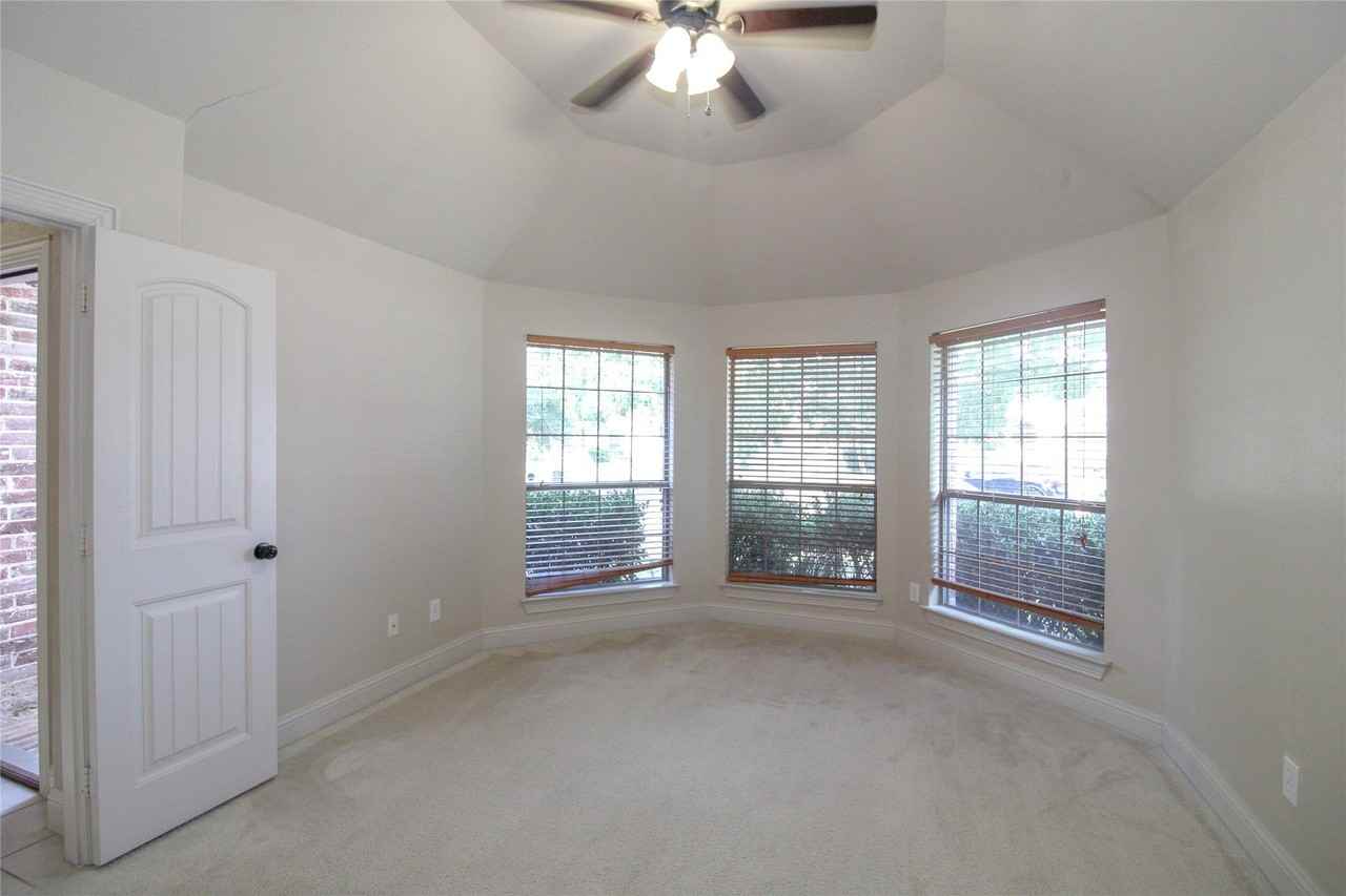 215 Wooded Creek Ave - Photo 4 of 25