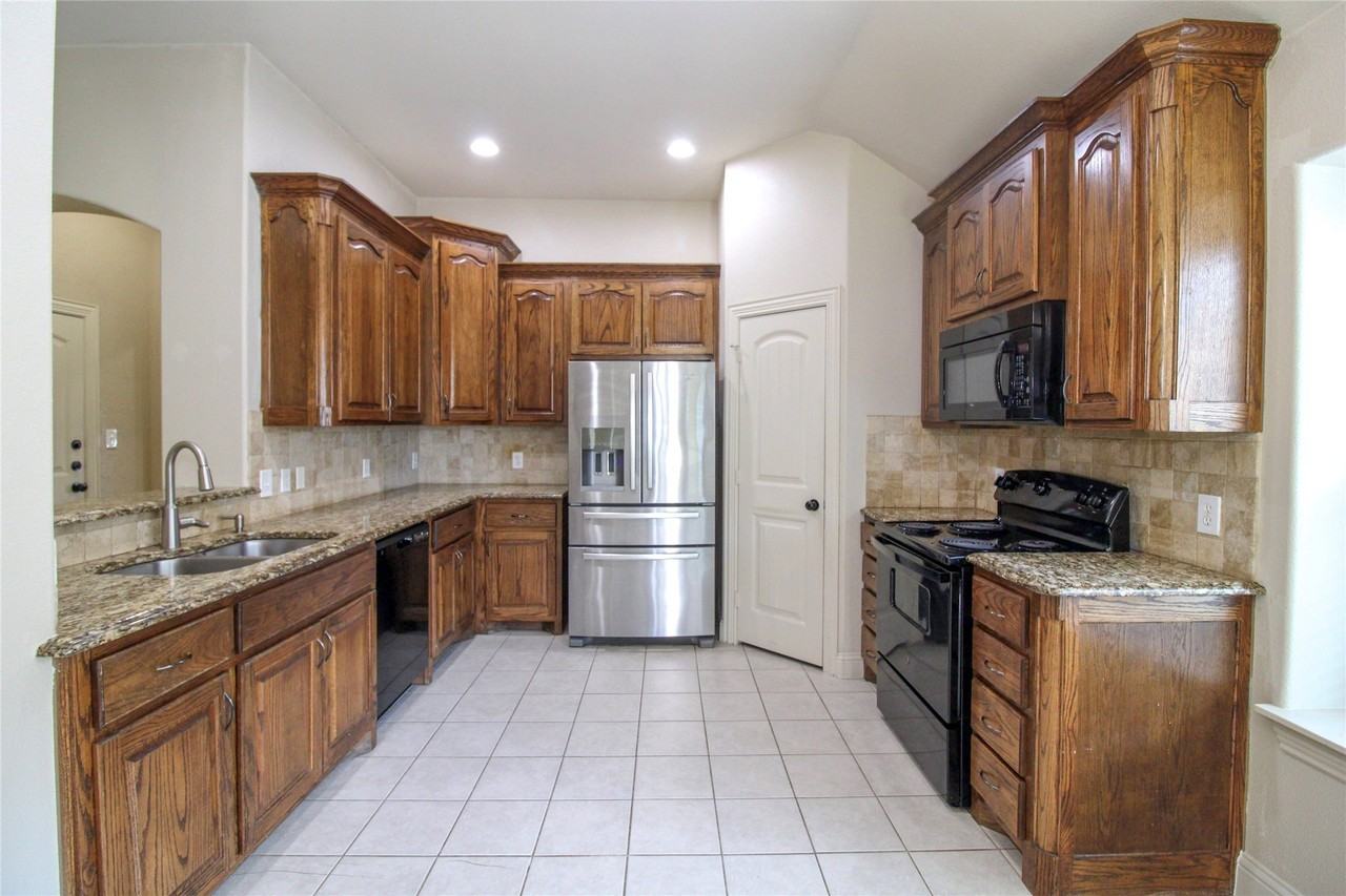 215 Wooded Creek Ave - Photo 5 of 25