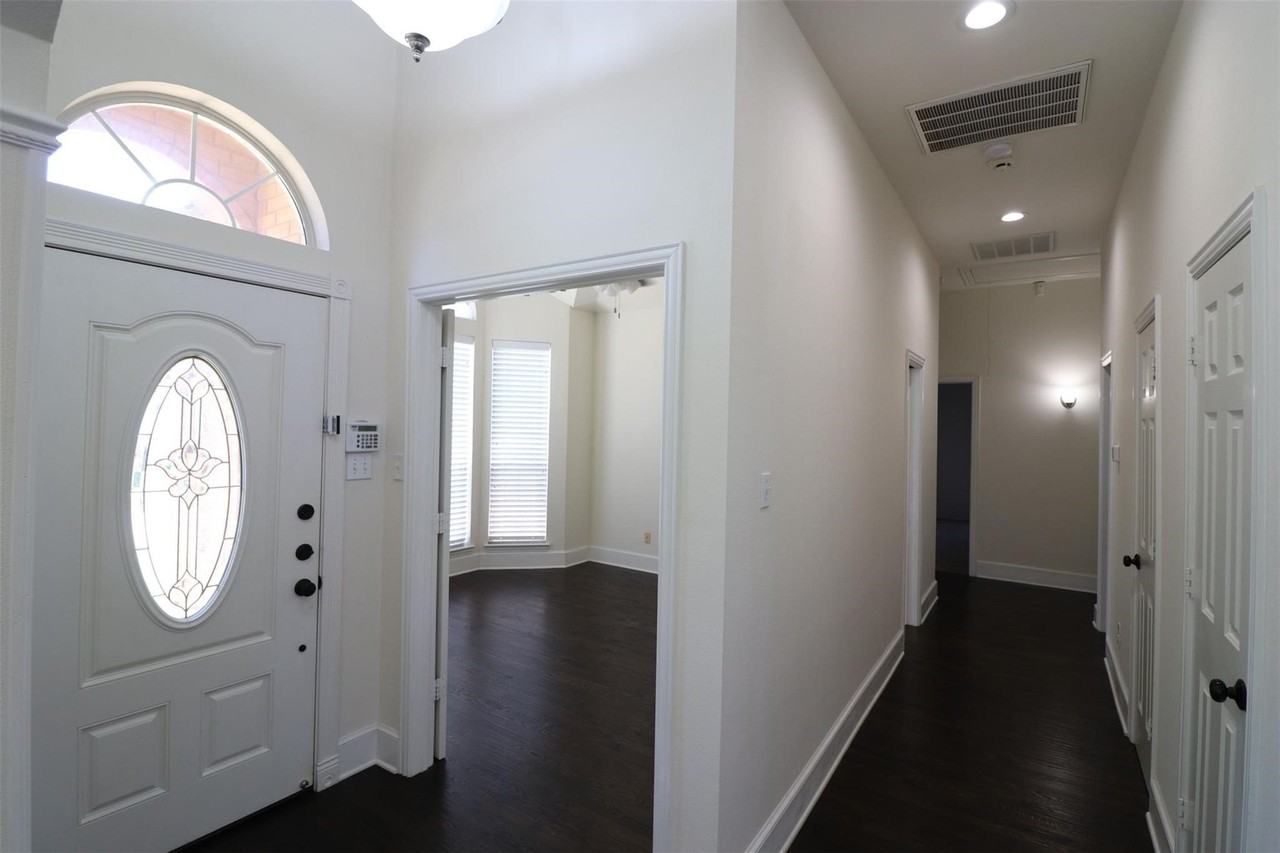 4041 Brazos Dr - Photo 4 of 28