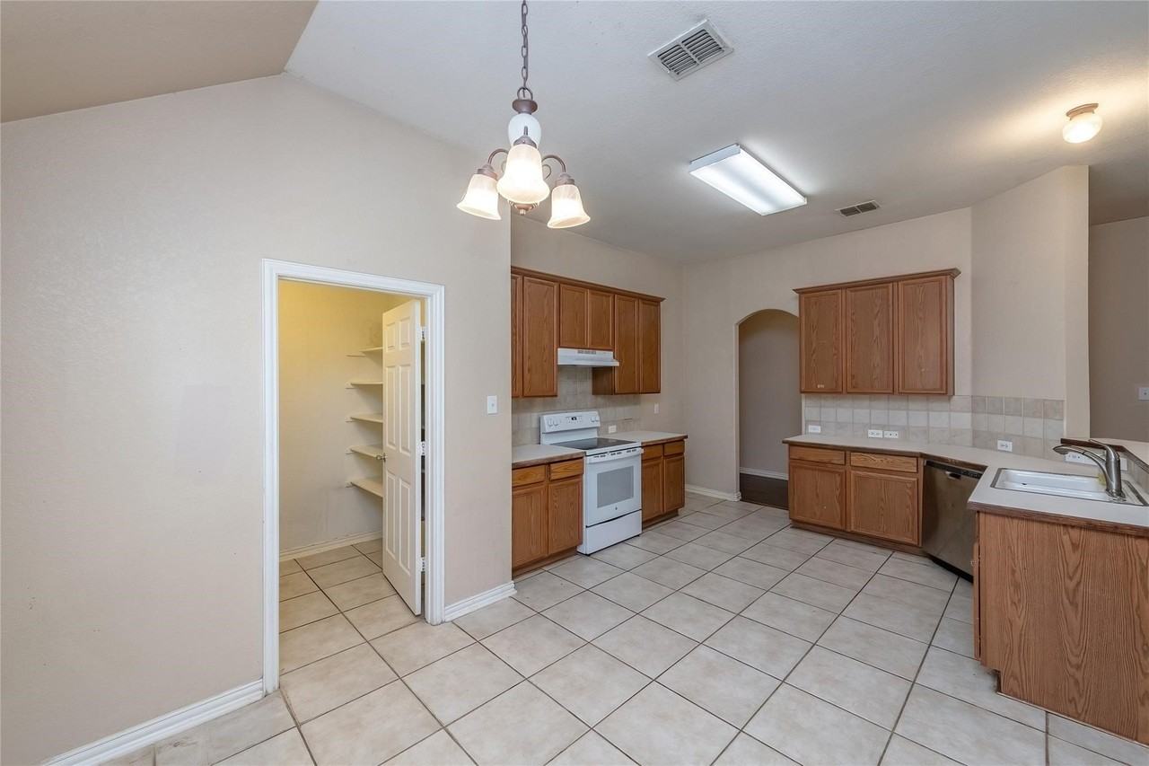 306 Tarpan Trl - Photo 7 of 36