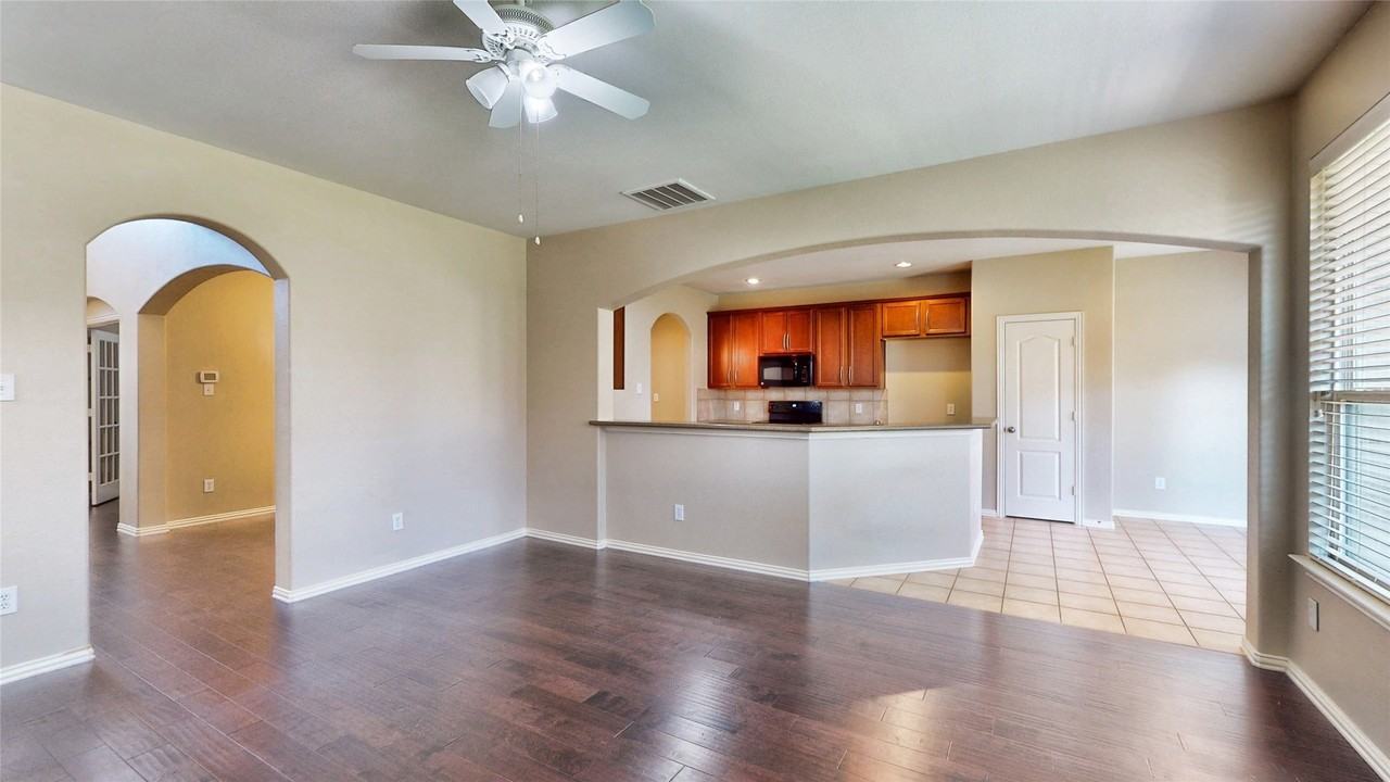 413 Perkins Dr - Photo 4 of 40