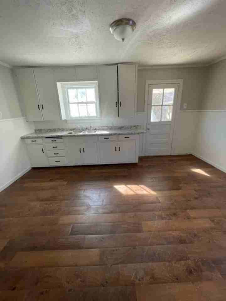 436 Reading St - Photo 4 of 10