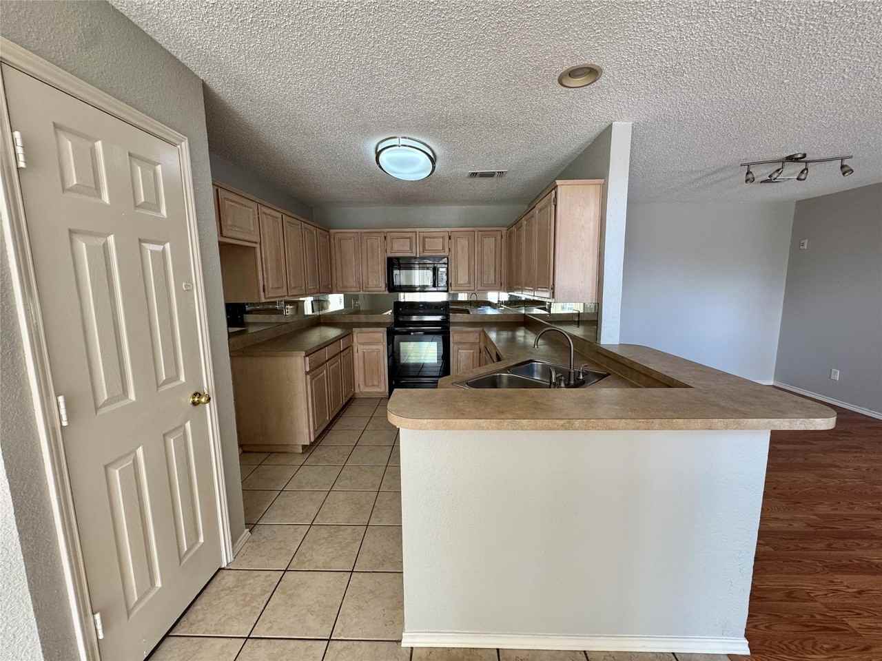 509 Raintree Cir - Photo 4 of 12