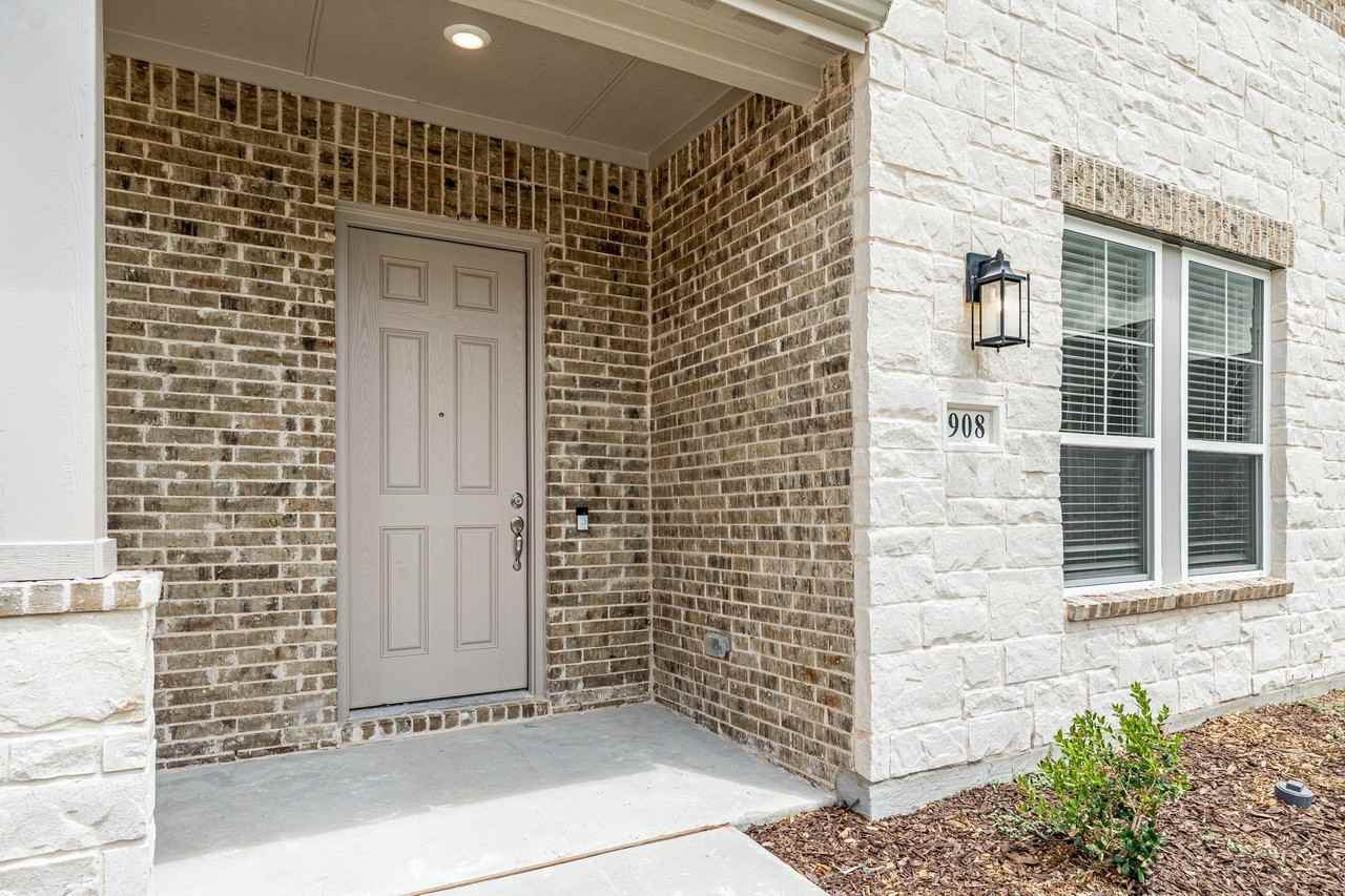 908 Utica Dr - Photo 2 of 40
