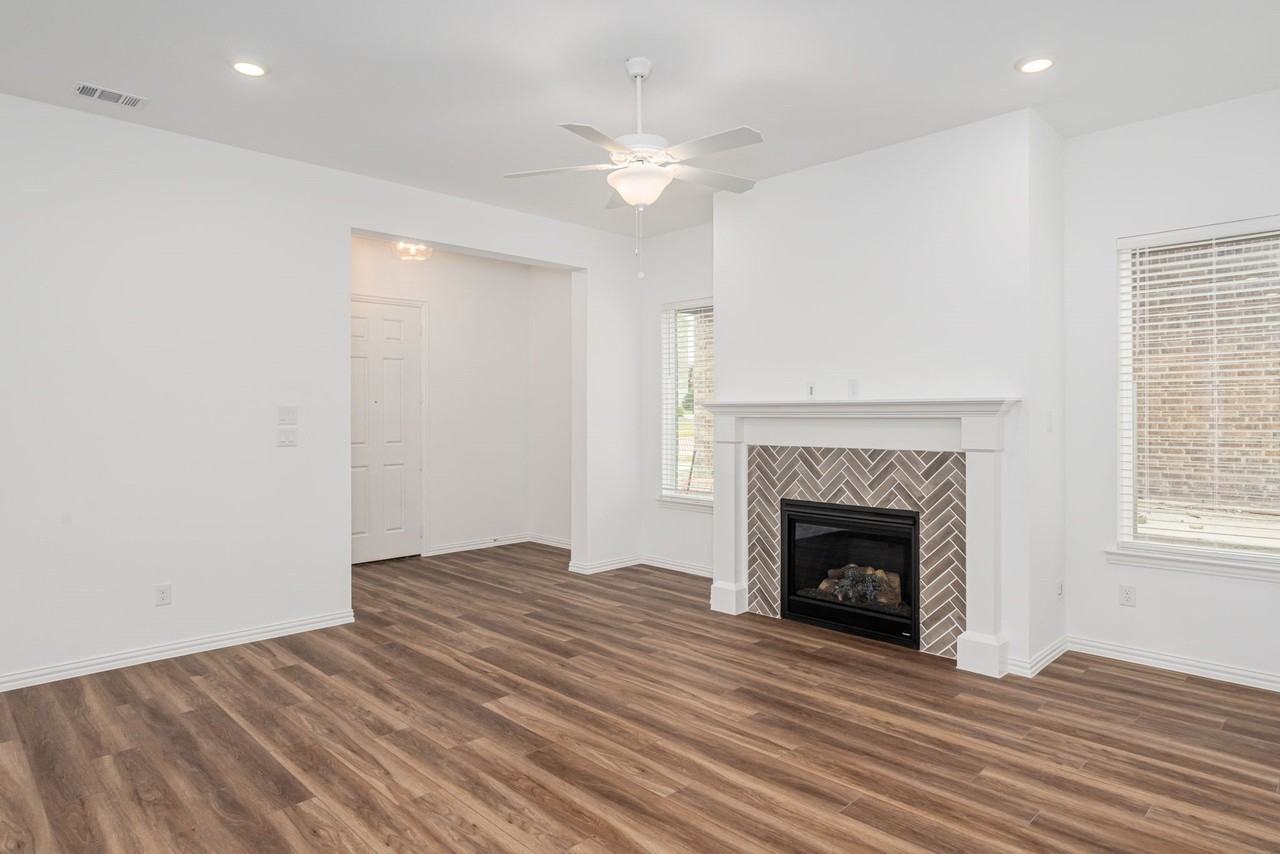 908 Utica Dr - Photo 3 of 40