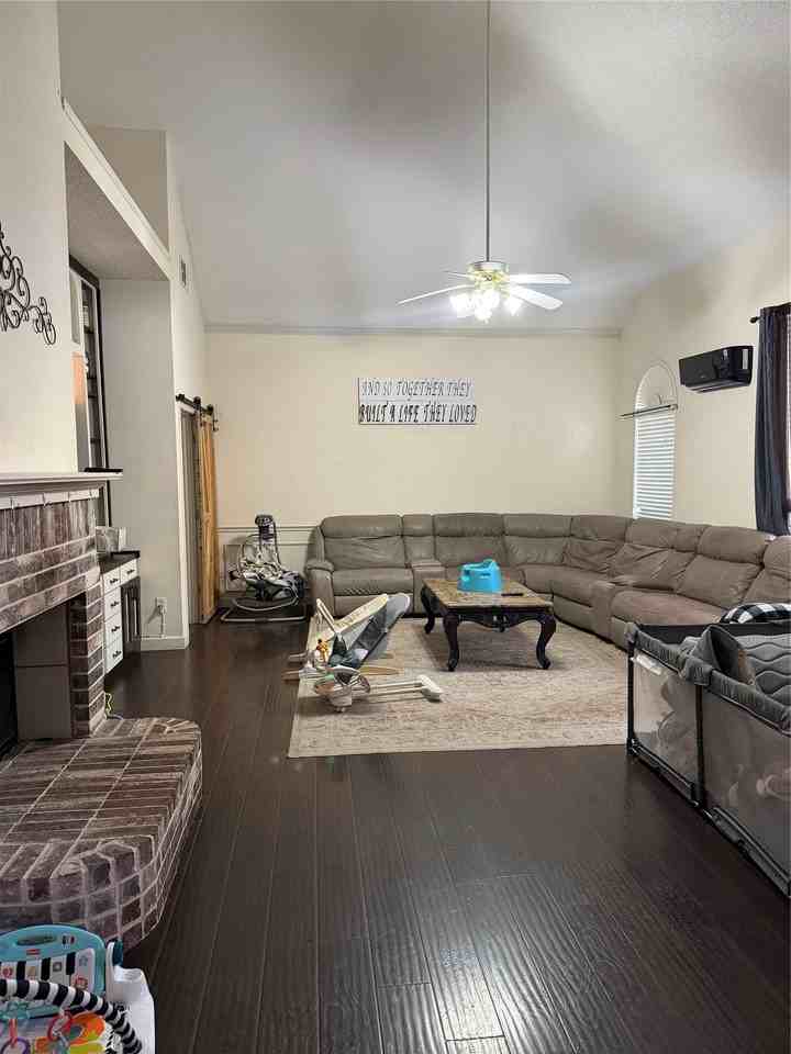 1137 Robin Cir - Photo 2 of 23