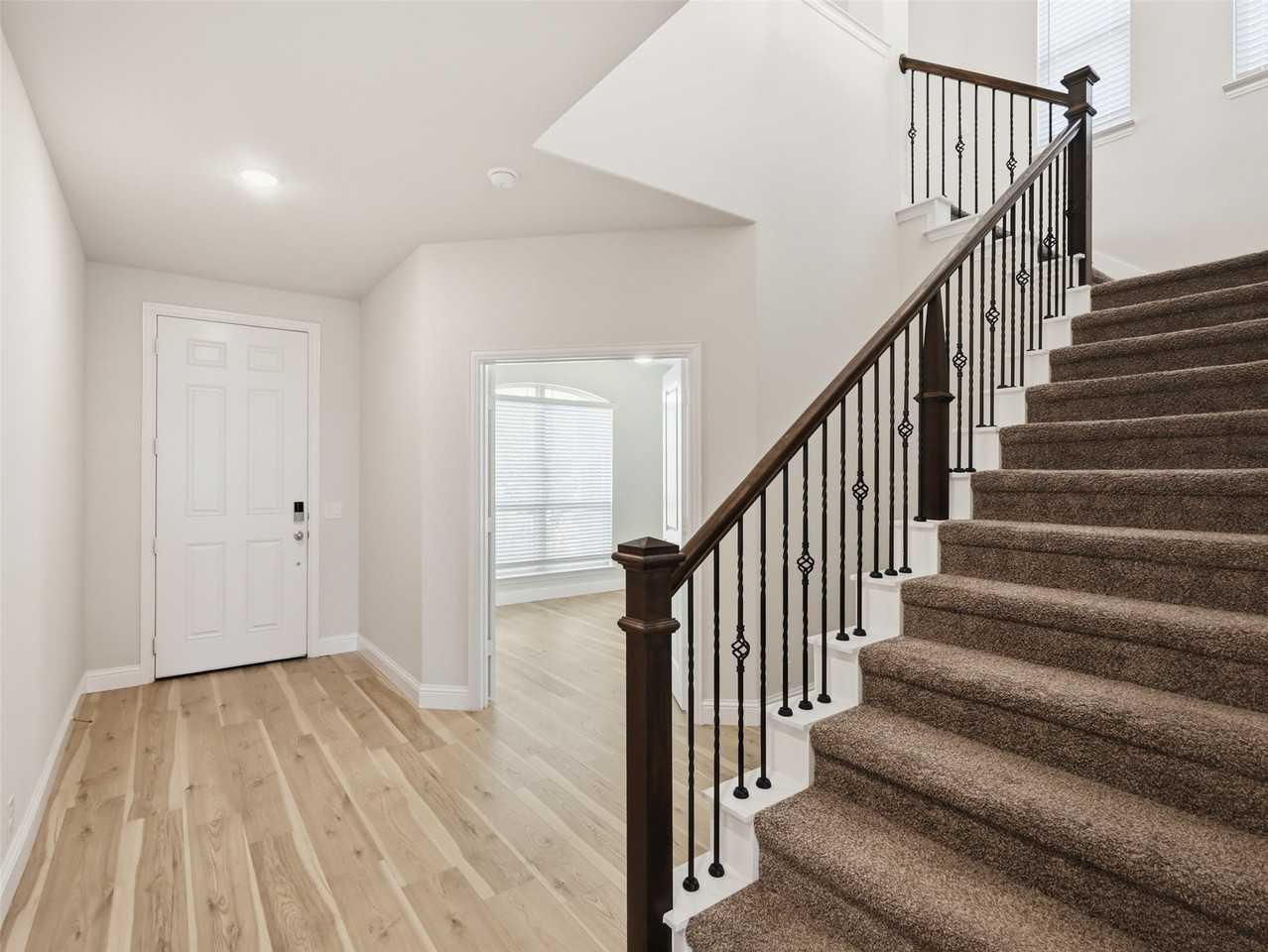 201 Sweetwater Dr - Photo 2 of 35