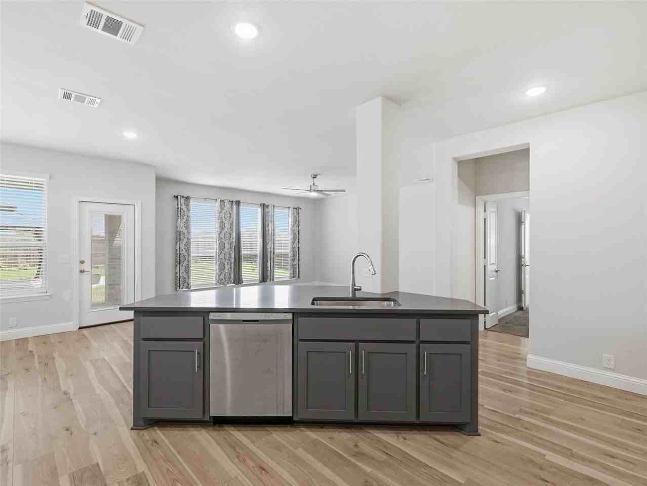 201 Sweetwater Dr - Photo 5 of 35