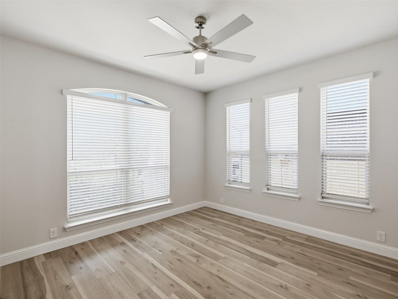 201 Sweetwater Dr - Photo 6 of 35