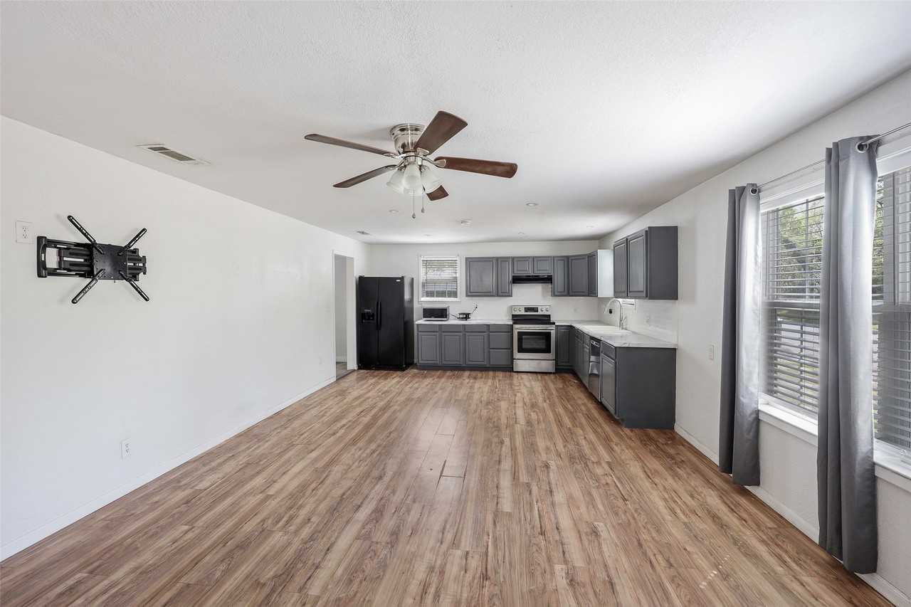 1130 W Day St - Photo 4 of 17