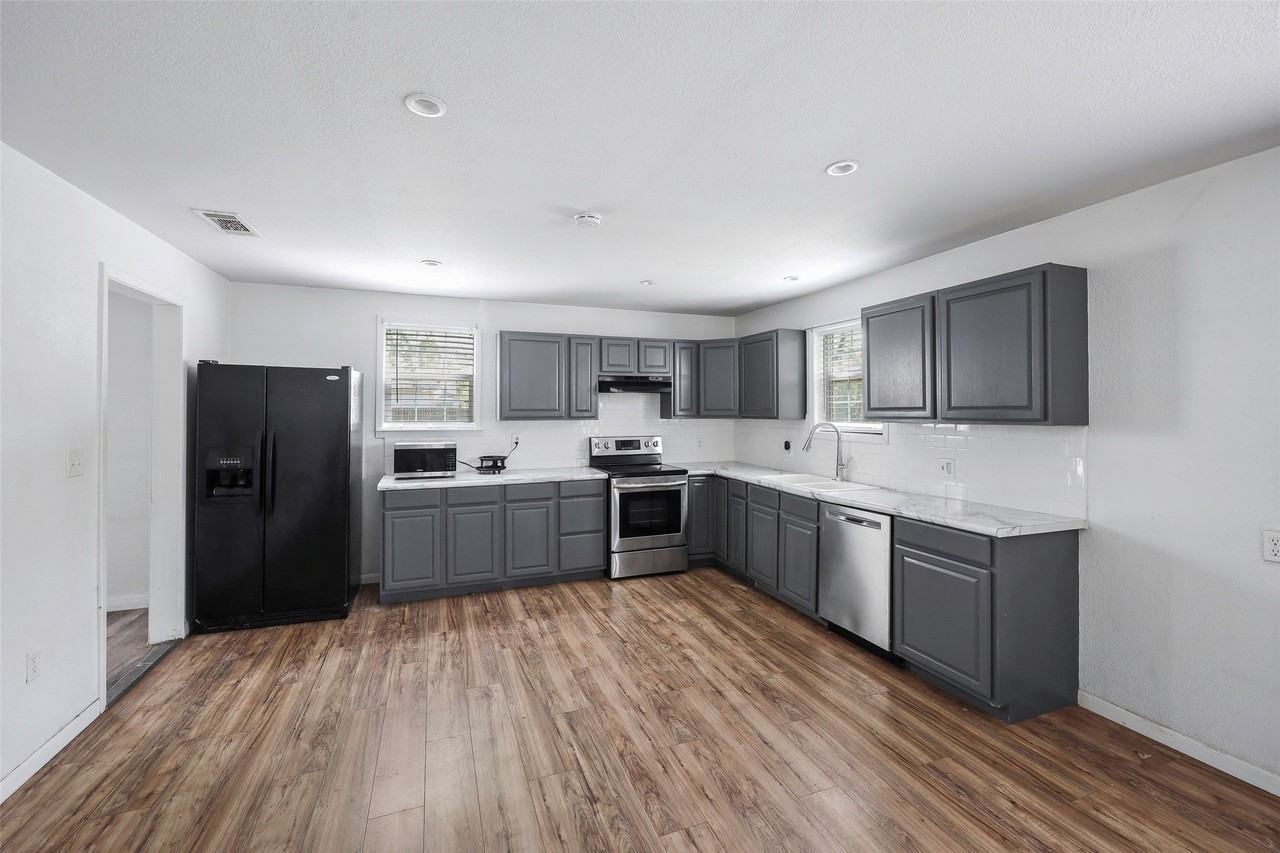 1130 W Day St - Photo 5 of 17
