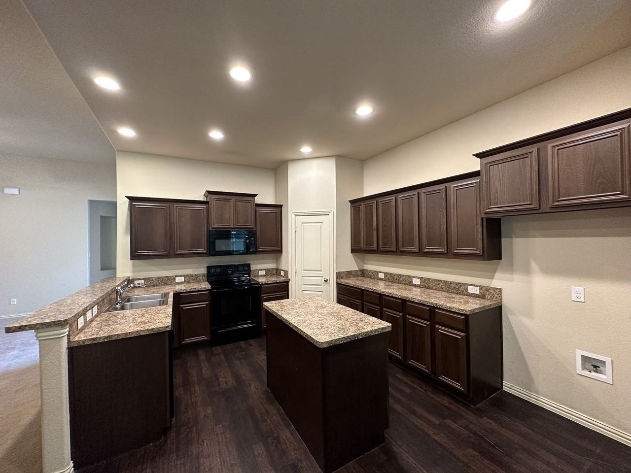 7420 Rose Crest Blvd - Photo 5 of 15