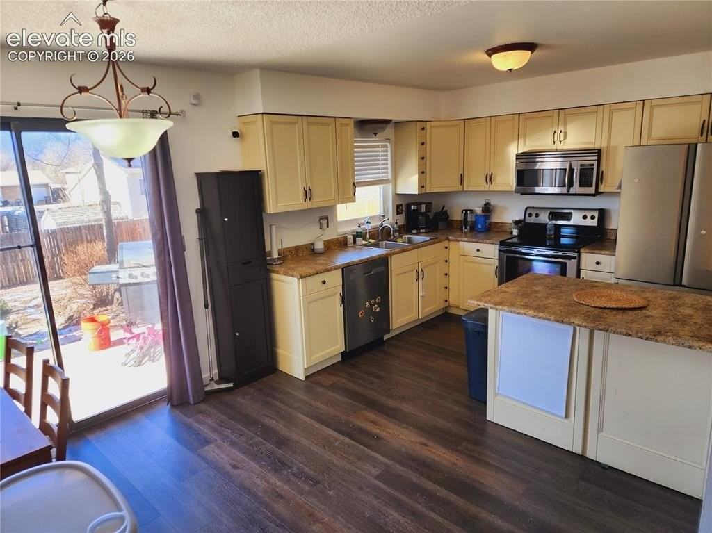 4870 Goulet Way - Photo 3 of 15
