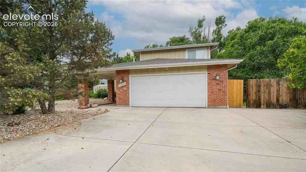 565 Wycliffe Dr - Photo 2 of 23
