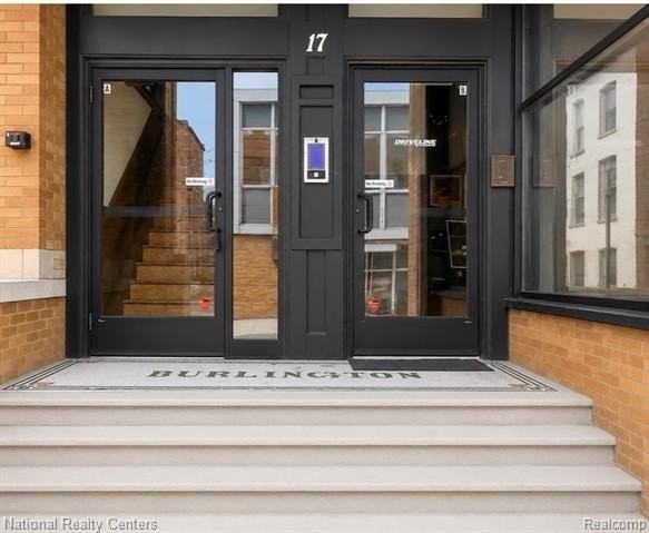 17 W Lawrence St #2D - Photo 3 of 12