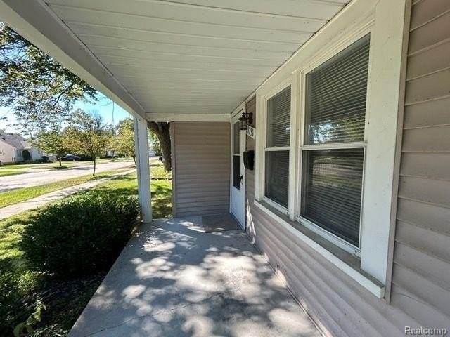 21751 Roslyn Rd - Photo 3 of 18