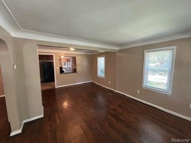 21751 Roslyn Rd - Photo 4 of 18