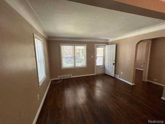 21751 Roslyn Rd - Photo 5 of 18