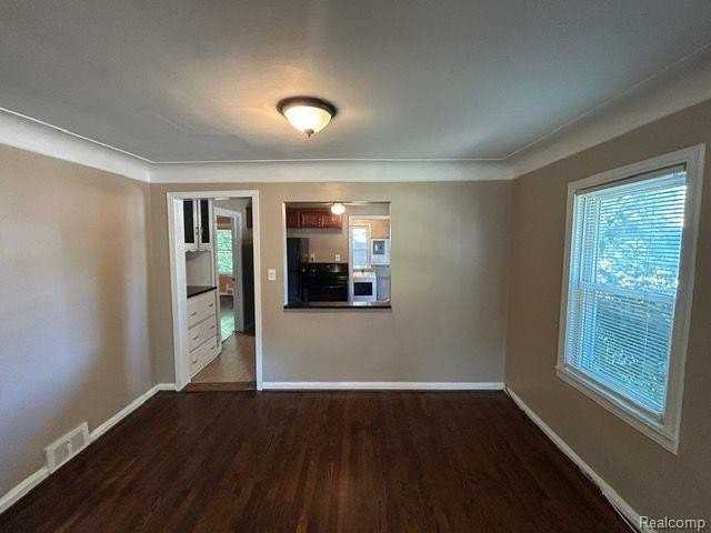 21751 Roslyn Rd - Photo 6 of 18