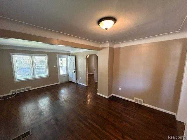 21751 Roslyn Rd - Photo 7 of 18