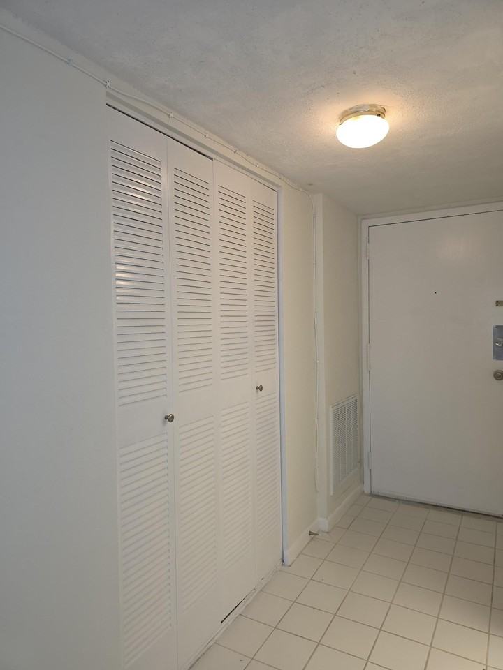 470 Executive Center Dr #2K - Photo 3 of 39