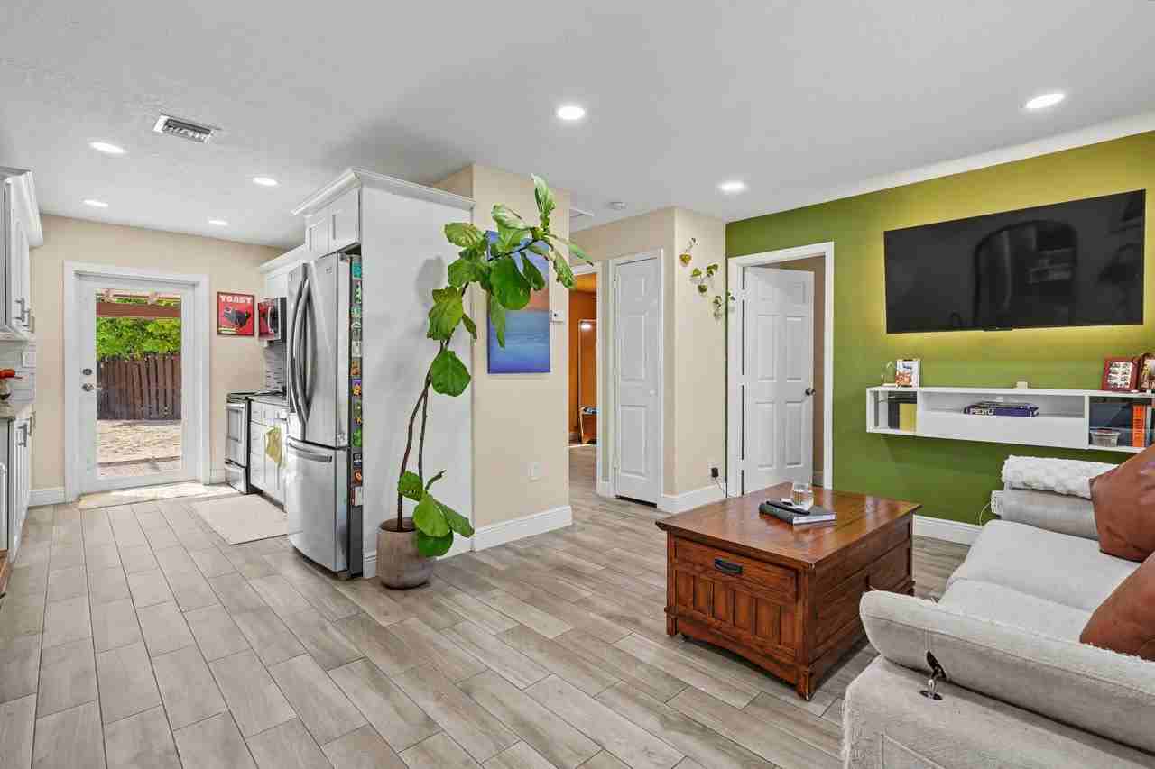 2480 Ne 13th Ter - Photo 2 of 32
