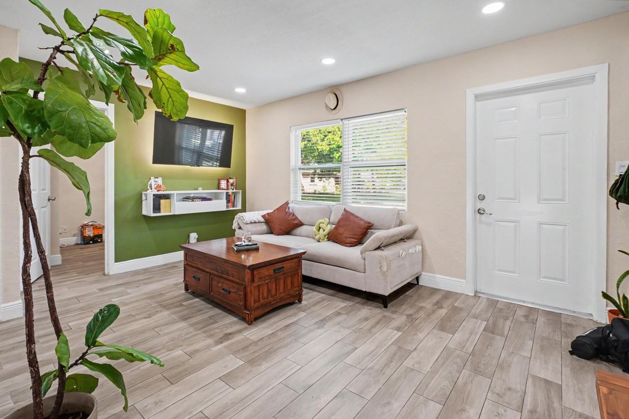 2480 Ne 13th Ter - Photo 5 of 32