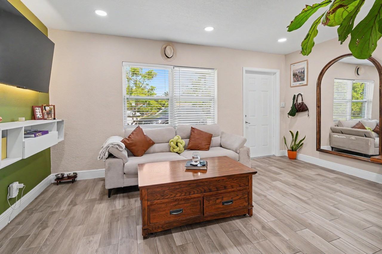 2480 Ne 13th Ter - Photo 6 of 32