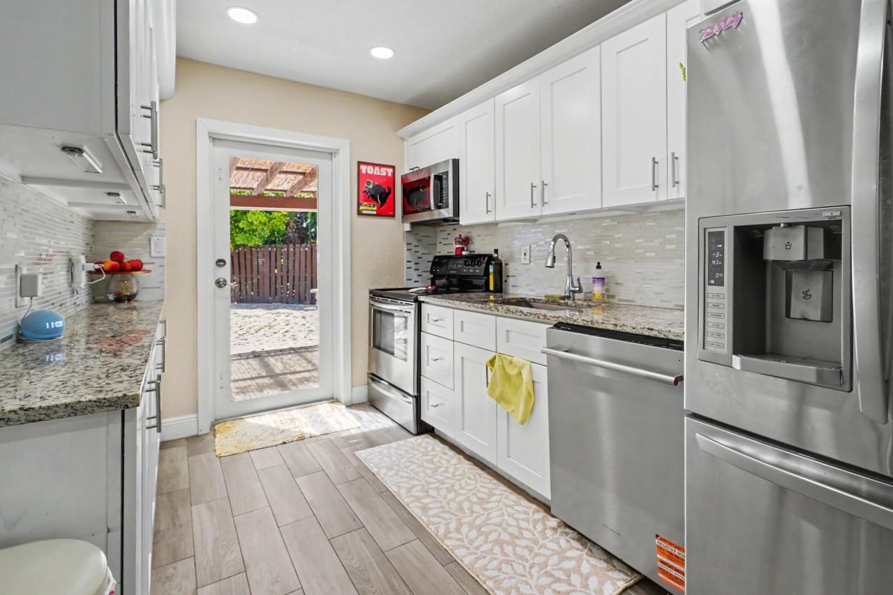 2480 Ne 13th Ter - Photo 4 of 32