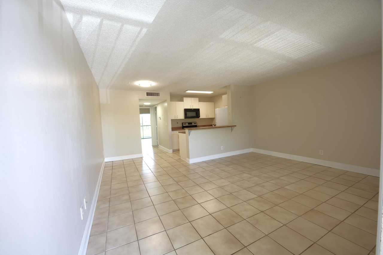 1523 Meadows Cir W - Photo 3 of 27
