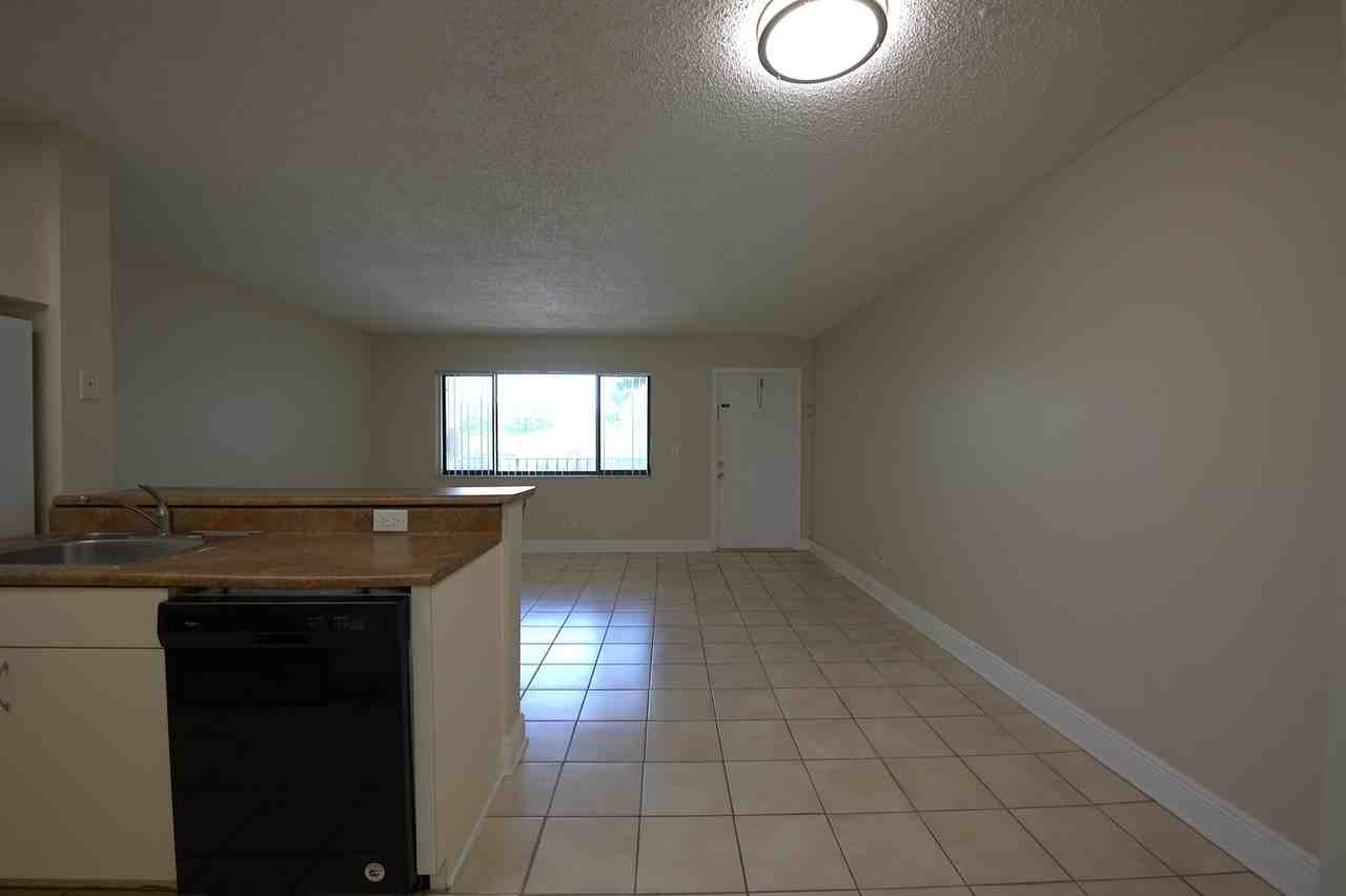 1523 Meadows Cir W - Photo 5 of 27