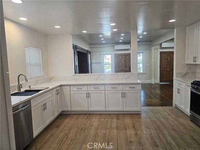 711 S Broadway - Photo 4 of 8