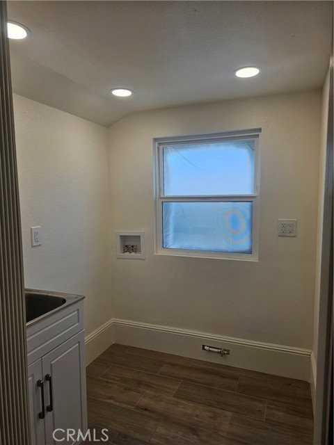 711 S Broadway - Photo 6 of 8
