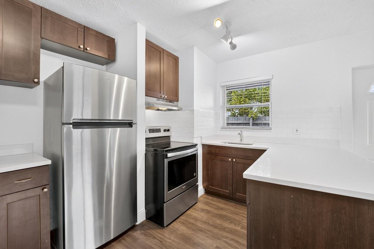 732 Se 15th St #1 - Photo 2 of 50