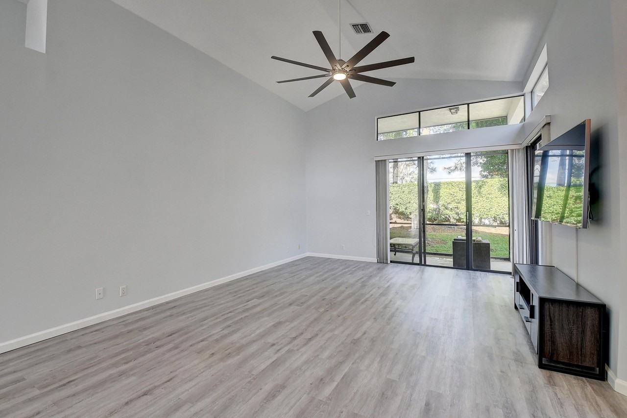 10201 Lexington Lakes Blvd N - Photo 3 of 40