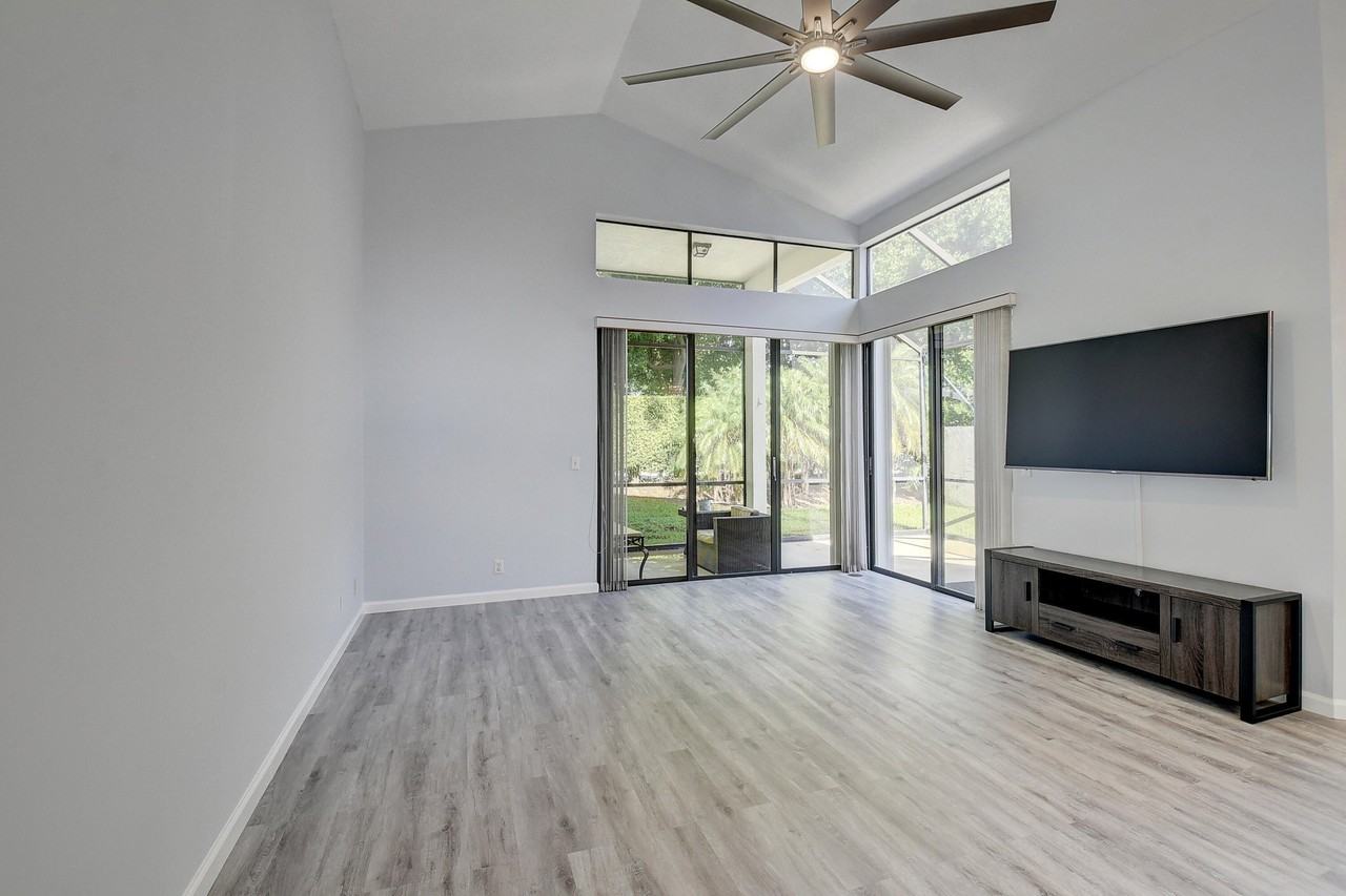 10201 Lexington Lakes Blvd N - Photo 4 of 40